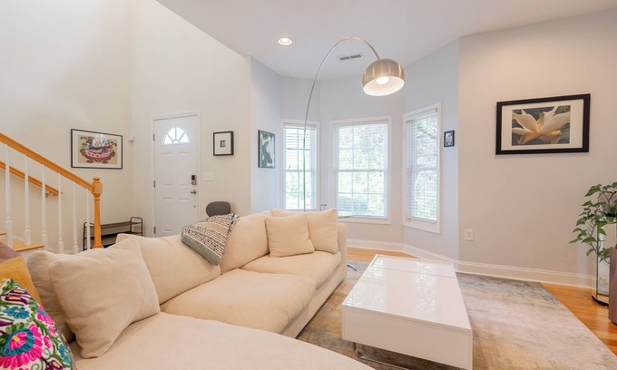 Christiansburg Casa | Spacious family home with 3 bedrooms, full kitchen, workspaces & spa-style bath in quiet area.