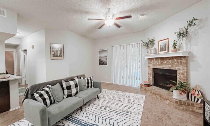 South Side Apartamento | Spacious Family Value Retreat w/ Pool & Garage