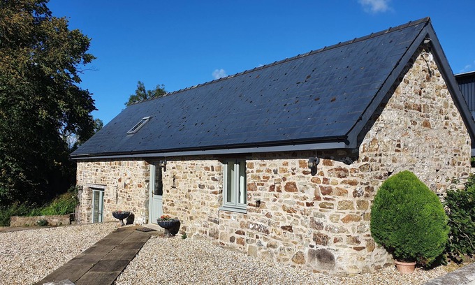 Llawhaden Casa | Spacious farm cottage full of character - rural yet close to beaches & castles