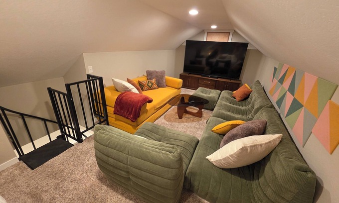 Medford Otro | Spacious farmhouse in close proximity to vineyards; great for large groups