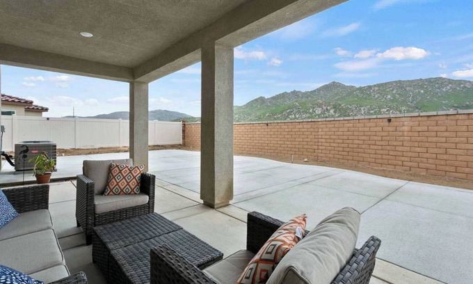 Riverside Casa | Spacious Fenced Backyard｜1st Floor Bdr｜Pet Friendly｜M2M 20% Off #41559