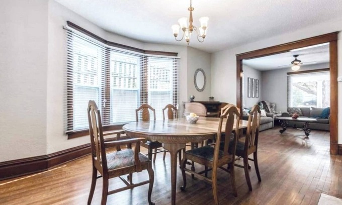 Kansas City Casa | Spacious five-bedroom home in the heart of Kansas City - Fast highway access