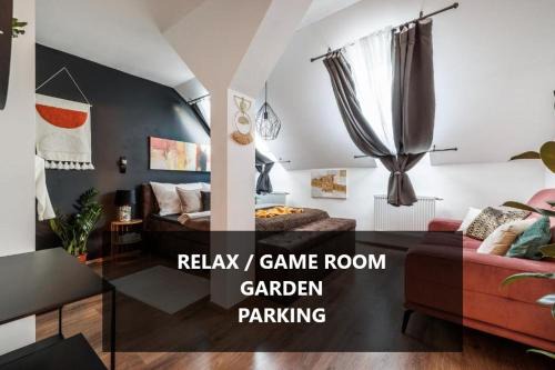 Smichov Apartamento | Spacious flat & parking possibility, 3 stops to Wenceslav square