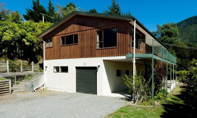 Picton Casa | SPACIOUS FOUR BEDROOM HOUSE OVERLOOKING PICTON.