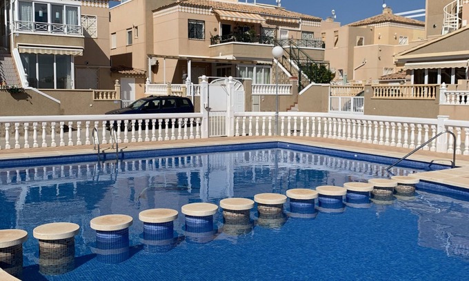Torrevieja Villa | Amplio piso de lujo de cuatro Torrevieja Villa, mar y vistas al parque, Wi-fi gratuito.