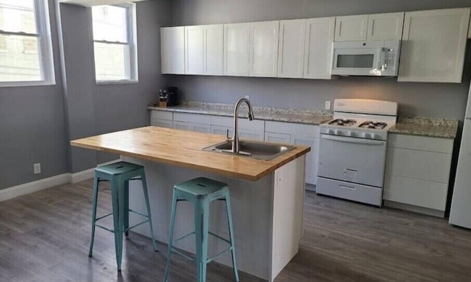 Carbondale Apartamento | Spacious Free Wi-Fi Quiet TVs