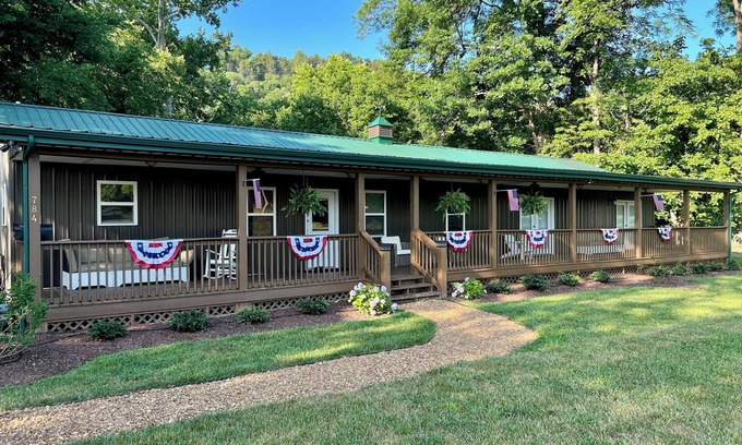 Bakerton Cabina | Spacious fully equipted 5-bedroom Riverfront Cabin on the Cumberland River.