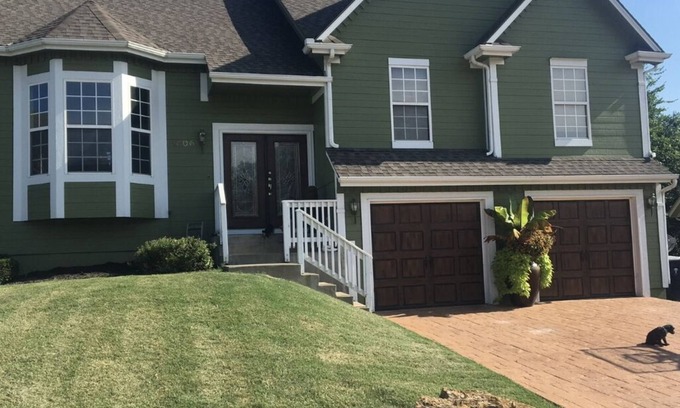 South Kansas City Casa | Spacious fully furnished 4-bedroom, 3 bathroom, WIFI, workout room and pool