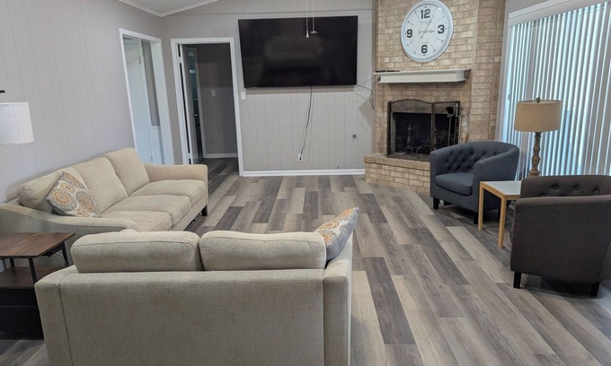 Friendswood Casa | Spacious, Fully Remodeled Retreat in Family Friendly Friendswood