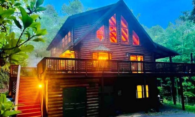 Brevard Cabina | Spacious, fun cabin-perfect for family & MTB group