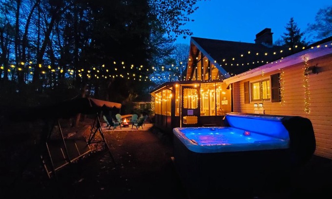 Tobyhanna Chalet De Esquí | Spacious Gateway, 15 min to Camelback Ski, Hot tub, Game room