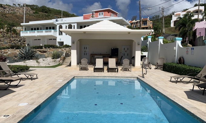 Bajo Casa | Espaciosa casa cerrada con "vista al mar" con vista al Caribe