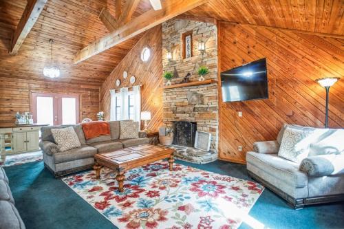 Gatlinburg - Pigeon Forge Casa | Spacious Gatlinburg Cabin Home Hot Tub King Beds Game Room