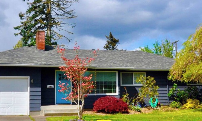 Montavilla Casa | Spacious Getaway Near Mt Tabor Park—Sleeps 4, with Kitchen, Washer Dryer, Patio
