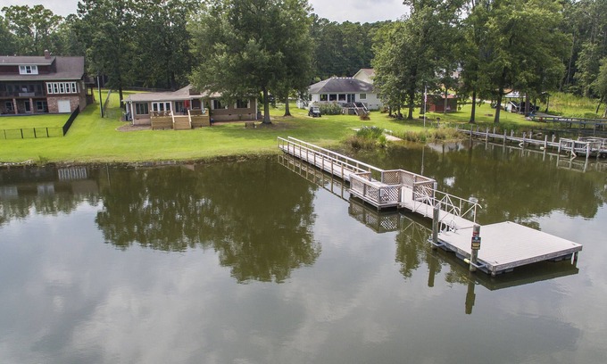 Prosperity Casa | Spacious grounds and home with large deck and dock in quiet cove.