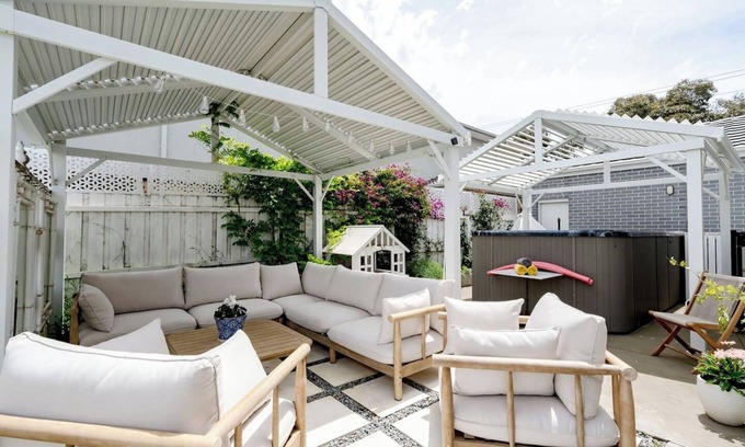 St Leonards Casa | Spacious Hamptons-style home with heated pool