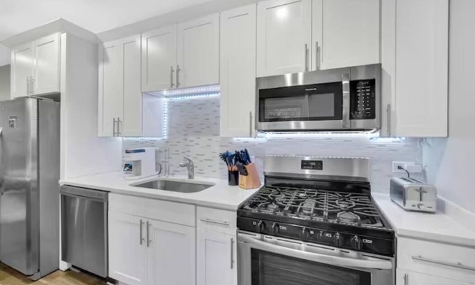 Oak Park Apartamento | Spacious Haven / 8-Min to Chicago / Sleeps 10