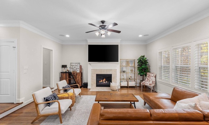 Shady Acres Casa | Modern 3BR 3.5BA townhome in The Heights - Putting green & walkable to hotspots