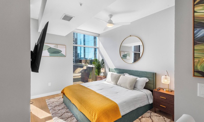 The Gulch Apartamento | Spacious High-Rise Studio On Broadway - WiFi, Utilities, In-Unit WD included.