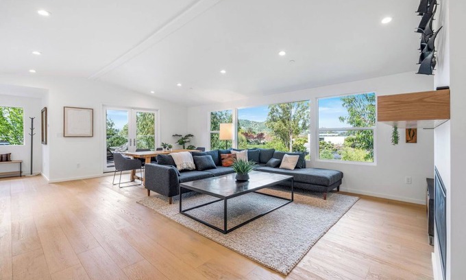 San Rafael Casa | Spacious Hillside Sanctuary Among the Trees 5 Bedrooms