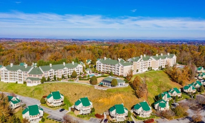 Pigeon Forge Chalet De Esquí | Spacious Hilton 2-bedroom chalet in Sevierville with Indoor & Outdoor Pools