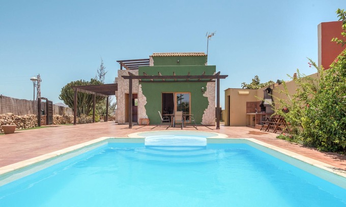 Casillas de Morales Casa | Amplia casa de vacaciones "Casa Luis" con Wi-Fi, piscina, jardín y terraza; aparcamiento disponible; se admiten mascotas