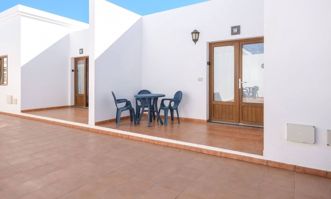 Caleta de Sebo Apartamento | Amplio apartamento Flor con vistas al mar o a la montaña, Wi-Fi y terraza