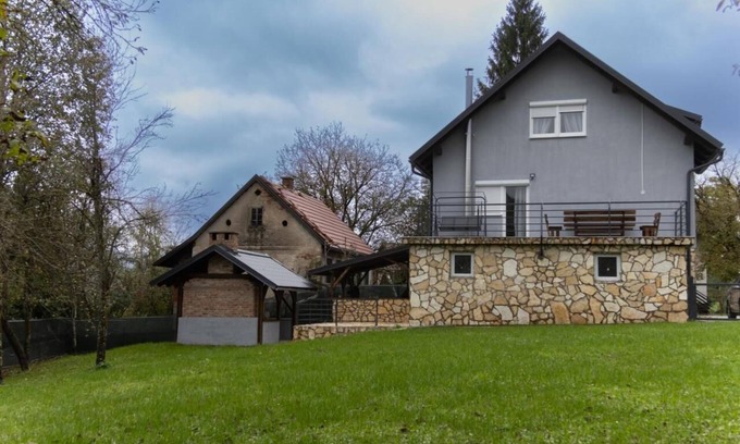 Presika Casa | Spacious Holiday Home with Sauna, Jacuzzi & Outdoor BBQ