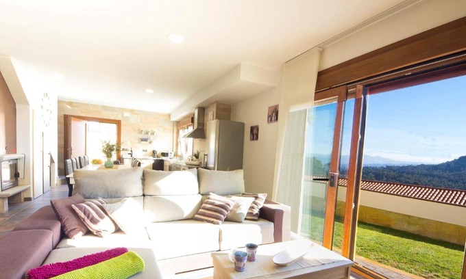 Cerponzons Casa | Spacious Holiday Home in Poio Galicia with Swimming Pool