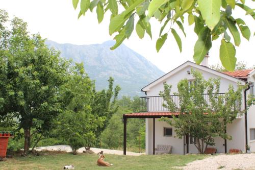 Mokrine Apartamento | Spacious Holiday Home - Serene Village Near The Coast