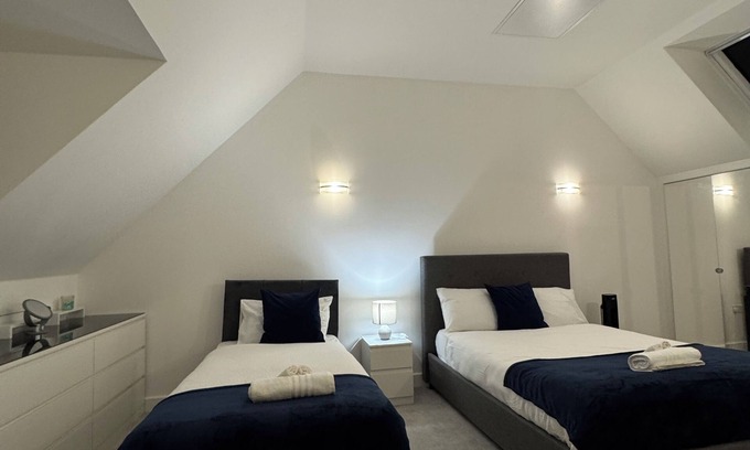 Luton Casa | Spacious Holiday Home near Luton Airport with free parking.