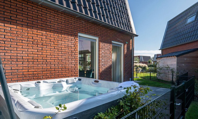 Akkrum Casa | Spacious holiday home with outdoor spa