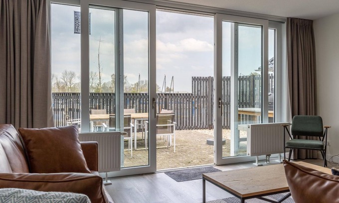 Offingawier Casa | Spacious holiday home with harbor view