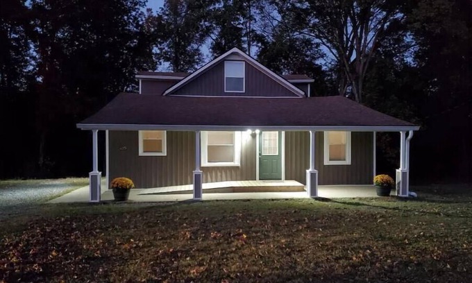 Clarksville Casa | Spacious home 10 minutes from downtown Clarksville TN in a quiet countryside.