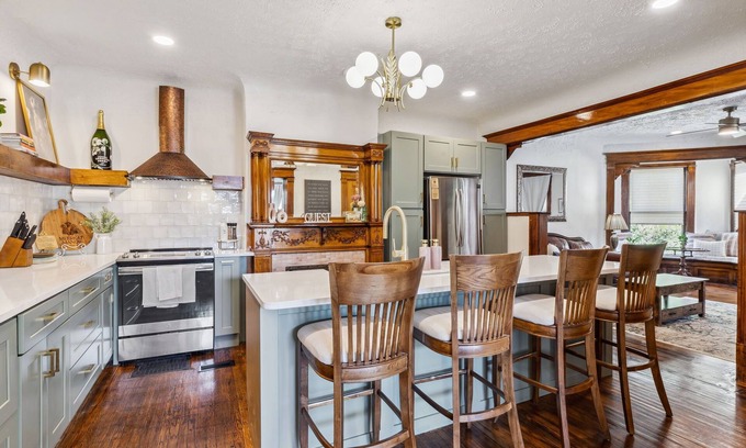 Hough Casa | Spacious Home Chef's Kitchen, BBQ Grill, 5 Min Cle Clinic, Hot Tub, ADA, King