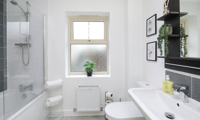 Woodthorpe Casa | Spacious home for families and groups