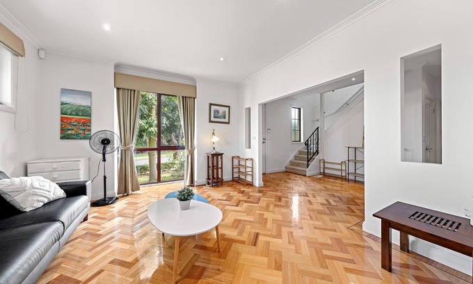 Glen Waverley Casa | Spacious home in heart of GLEN