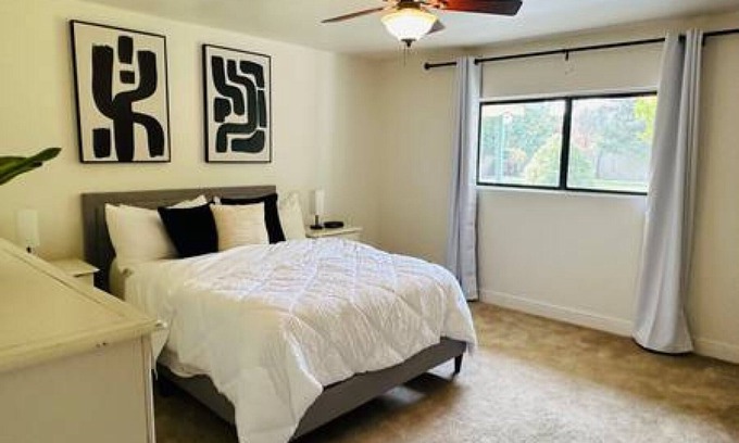Greenacres Casa | Spacious home in Bakersfield