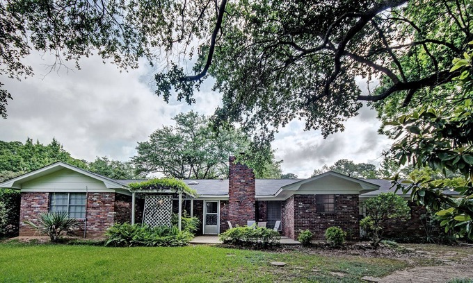 Tougaloo Casa | Spacious home in quiet neighbor near shopping, dining, gyms, & interstate access