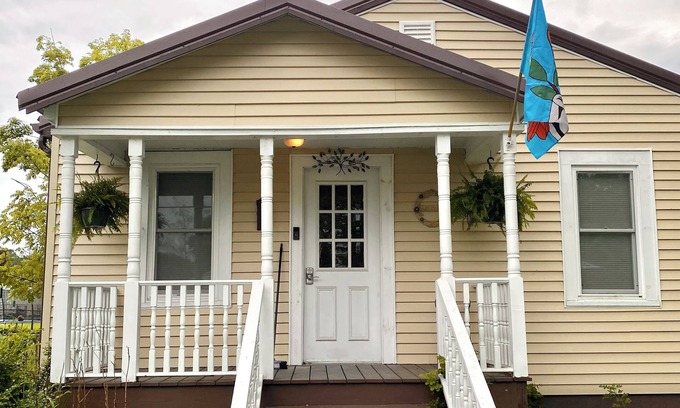 Summerlee Casa | Spacious home in quiet neighborhood. Fenced yard. Easy access to attractions.