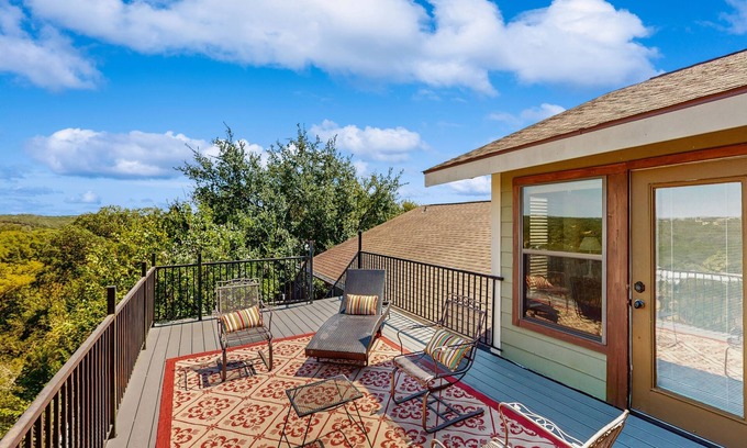 Gruene Casa | Spacious home including main and guesthouse with private Hot tub