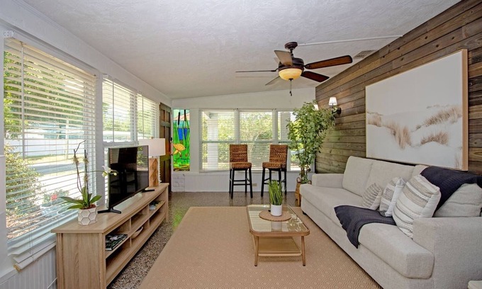 Azalea Homes Casa | Spacious Home Near Beaches & Azalea Park
