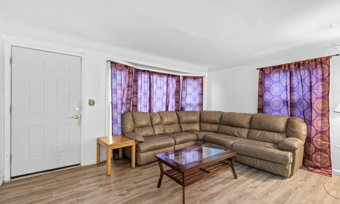 Detroit Casa | Spacious Home Newly Renovated Ideal for Long-Time Stays