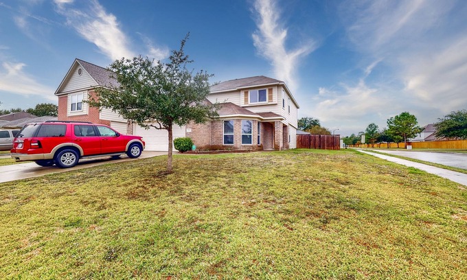 College Park Casa | Spacious Home on Corner Lot with Gas Fireplace & Big Fenced Yard