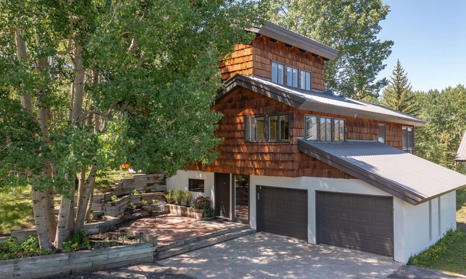 Crested Butte Casa | Spacious Home on Mt Crested Butte w/ Amazing Views- 5 mins to base STR#301300