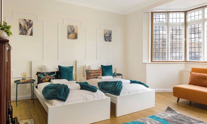 Golders Green Casa | Spacious Home sleeps 14 adults London