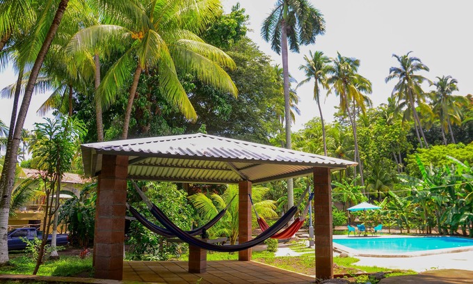 Tamanique Casa | Spacious “ Home,Sweet Home” 3 mins.from the beach .Close to restaurants ,stores
