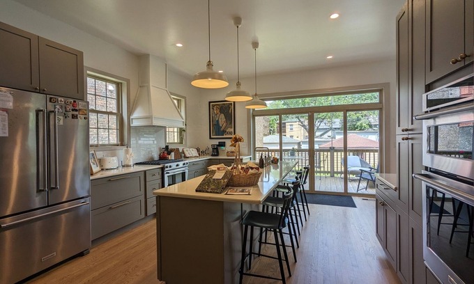 Rogers Park Casa | Spacious home w Chef’s Kitchen, Natural Light, Open Floor Plan, Ideal for Groups