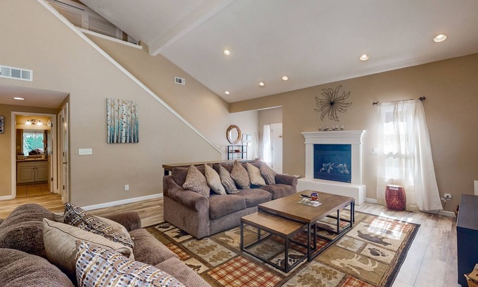 Bass Lake Casa | Spacious home w/granite countertops, gas fireplace & 2 large patios-shared pool