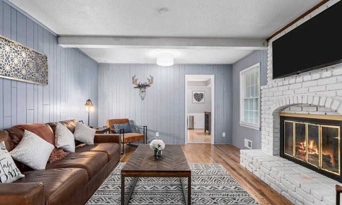 Overland Park Casa | Large Home in OP Fenced Yard 2LivingSpaces Pets
